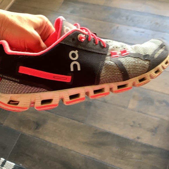 ON Cloud running shoes - Picture 2 of 8